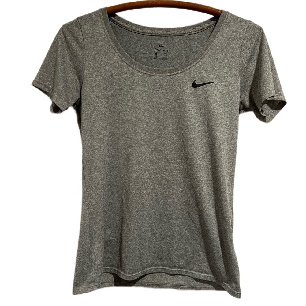 𝅺NIKE grey dri fit tee - excellent condition